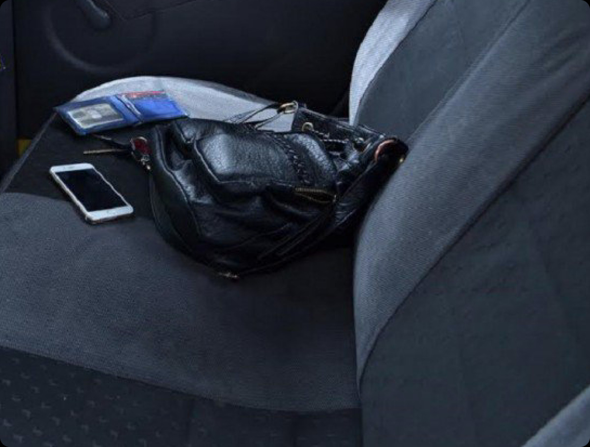 Imagen referencial de objetos perdidos dentro del taxi - Travel